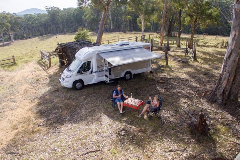 Couple travelling with Avida